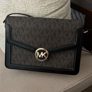 Michael Kors Jessie Medium Logo Shoulder bag.